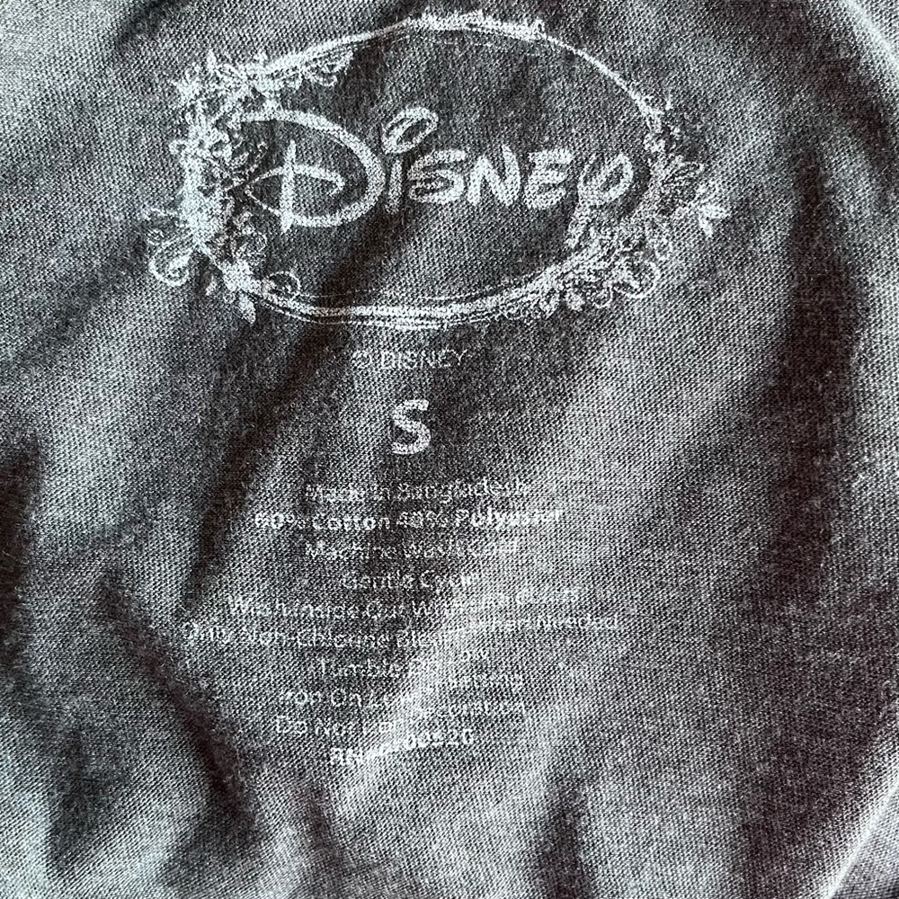 •Disney• Snow White and the Seven Dwarfs Short Sleeve Tee - Size Small - Picture 2 of 8